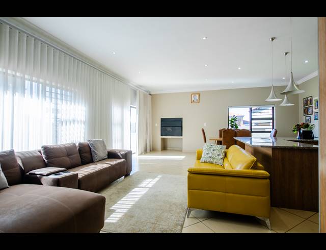 3 BEDROOM TOWNHOUSE FOR SALE IN RUA VISTA
